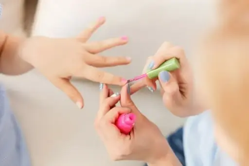 Paquete para niña (Jelly en pies + esmalte clásico en manos + diseño básico)